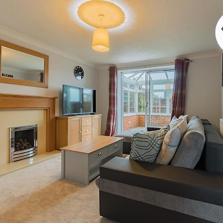 Javelin House- B And R Serviced Accommodation Amesbury, 3 Bed Detached House With Free Parking, Super Fast Wi-Fi And 4K Smart Tv エクステリア 写真